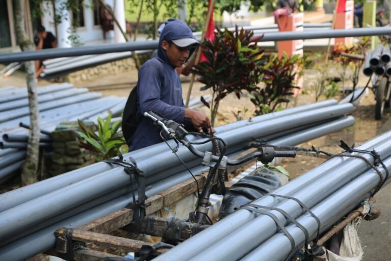 Pak Supardi dan Satgas TMMD Kodim 0818, Bersama Bangun Harapan dari Dusun Lenak Sari