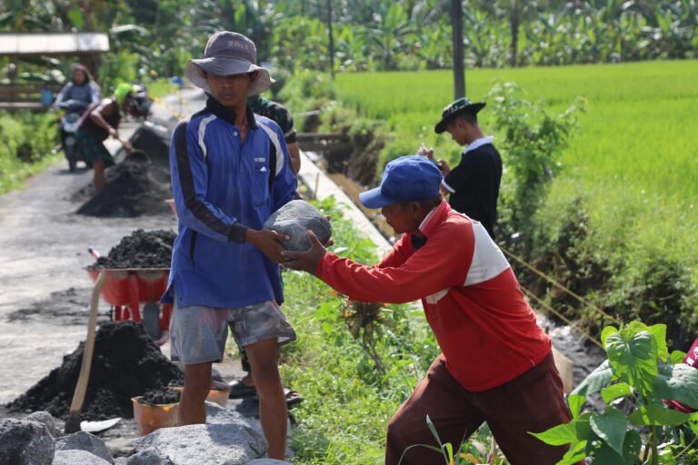 TMMD 126 Malang-Batu Giatkan Pembangunan Drainase Demi Desa Lebih Sehat dan Bersih
