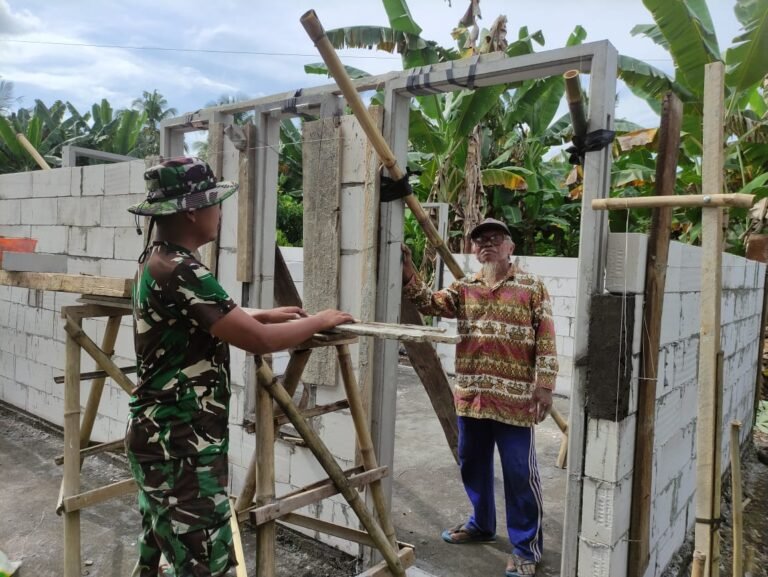 Kedekatan Prajurit dan Rakyat Terjalin Lewat Pembangunan RTLH di Lebakharjo