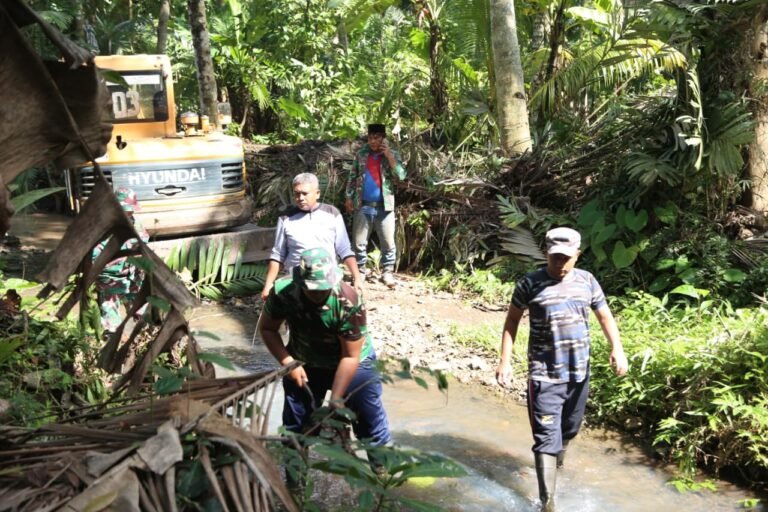 Satgas TMMD dan Warga Gunakan Alat Berat dan Sabit, Wujudkan Sungai Lebih Bersih di Lenaksari.