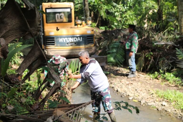 Satgas TMMD dan Warga Bersatu Bersihkan Sungai, Pastikan Aliran Air Lancar di Lenaksari