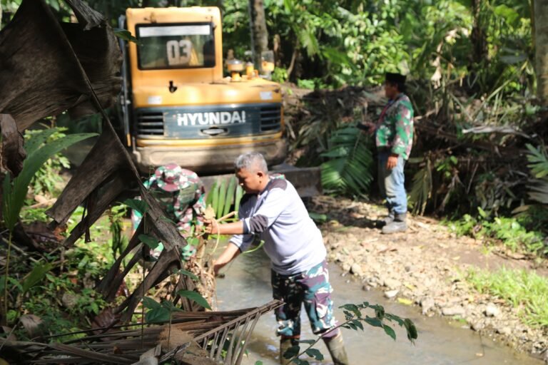 Semangat Kebersamaan Warnai Normalisasi Irigasi TMMD 126 di Lebakharjo