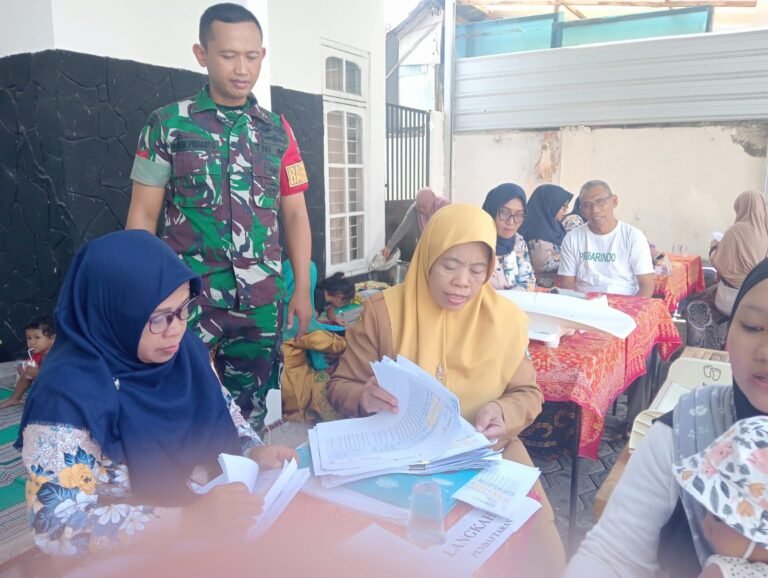 Wujud Peduli TNI, Babinsa Lumajang Dukung Kesehatan Lansia di Wilayah Binaan