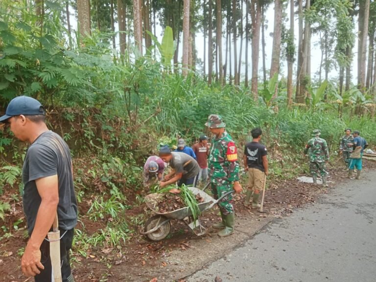 Kolaborasi Tanpa Sekat, TNI dan Masyarakat Burno Kompak Jaga Kebersihan Lingkungan
