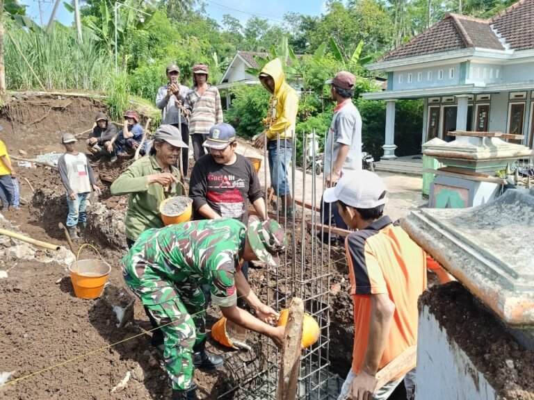 Melalui Binter Wilayah, Babinsa Kertowono Gotong Royong Bersama Warga Dirikan Masjid Nurul Muttaqin