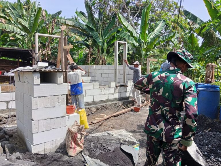 Gotong Royong Satgas TMMD Kodim 0818 dan Warga Wujudkan Rumah Layak Huni di Lebakharjo