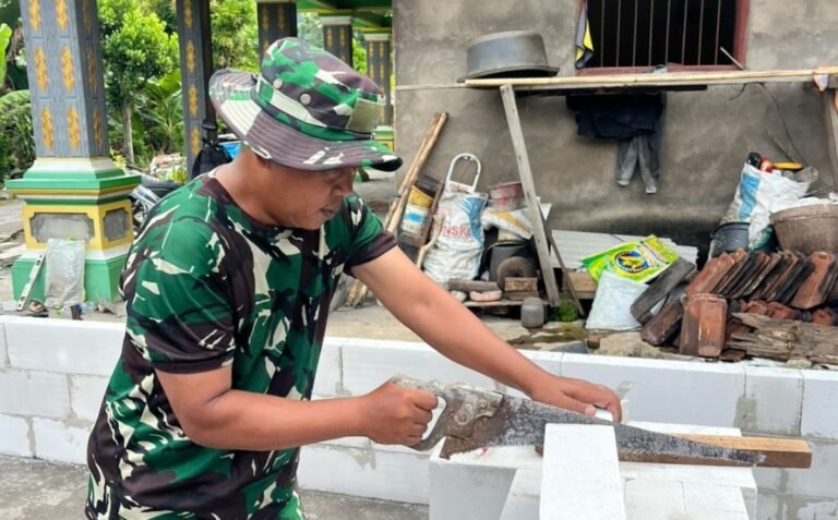 Praka Imam Satgas TMMD Kodim 0818 Tunjukkan Ketelitian dalam Pemasangan Bata Ringan di Lebakharjo
