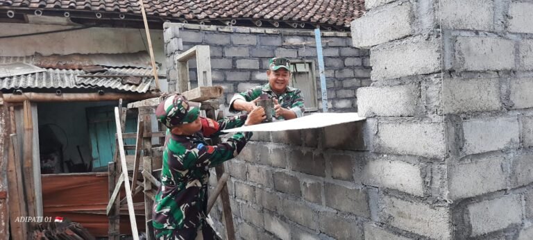 Babinsa Kawal dan Targetkan Renovasi Rumah Warga Miskin Rampung dengan Maksimal