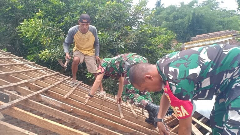 Gotong Royong TNI dan Masyarakat Wujudkan Posyandu Layak dan Aman di Dusun Linduboyo