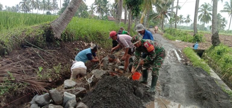 Babinsa dan Petani Satu Langkah, Bangun Penahan Tanah untuk Ketahanan Infrastruktur Desa