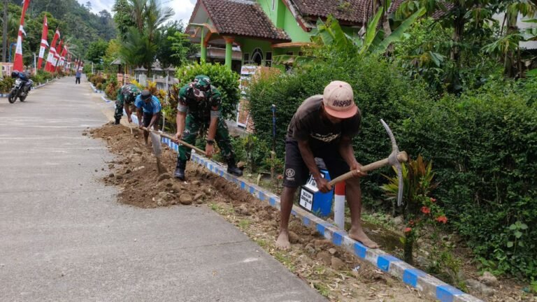 Kolaborasi Harmonis, Personel TMMD Bersama Warga Pasang Pipa Air Bersih di Desa Lebakharjo