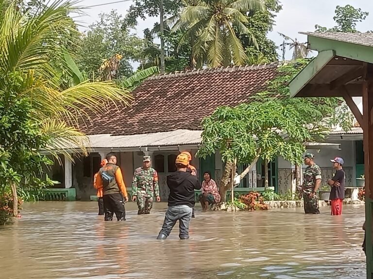 Kepedulian TNI di Tengah Genangan Air: Babinsa dan Warga Bersatu Hadapi Luapan Kali Banter