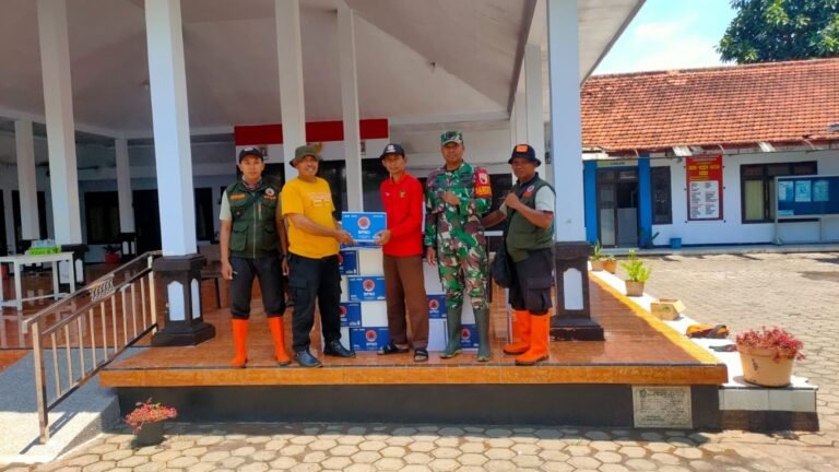 TNI Hadir untuk Rakyat, Serda Hanung Rudianto Bantu Distribusi Bantuan di Wilayah Tergenang Air Rojopolo