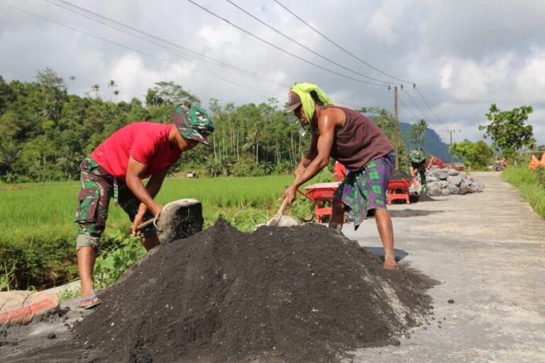 Praka Wahyu dan Warga Kompak Siapkan Adukan Semen untuk Pembuatan Drainase