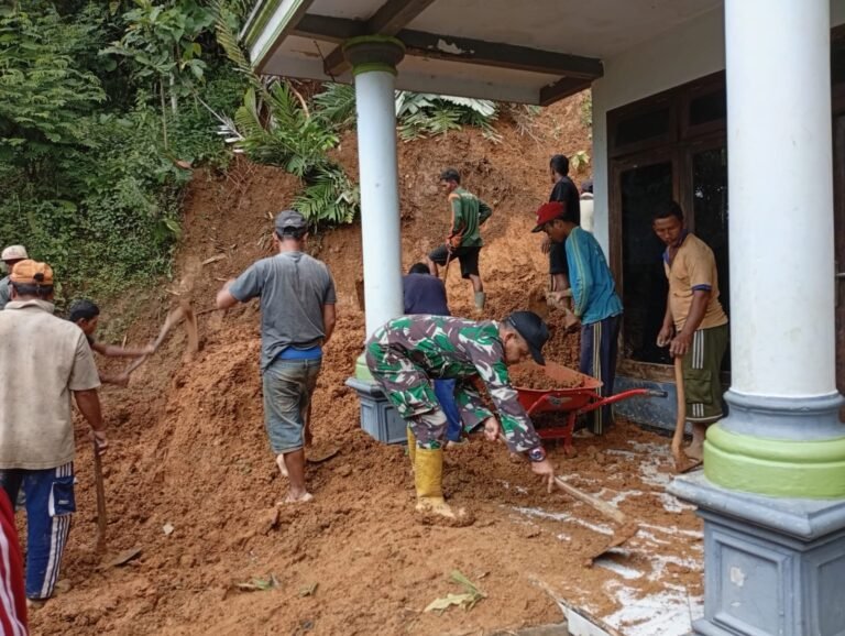 Sinergi TNI dan Warga: Babinsa Tamanayu Evakuasi Material Longsor di Pronojiwo
