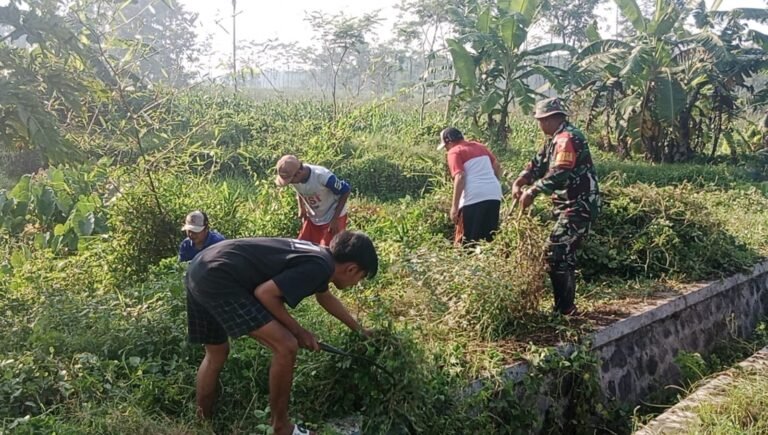 Babinsa Wonogriyo dan Warga Ledokrejo Kompak Bersihkan Parit, Wujud Nyata Manunggal TNI Bersama Rakyat