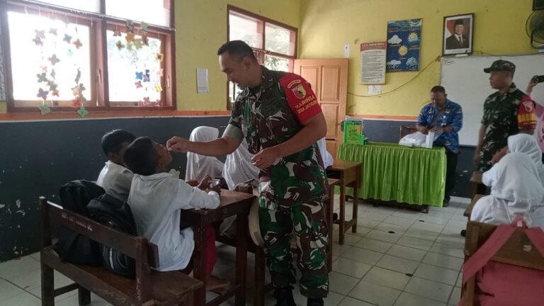 Babinsa Jatigono Dampingi Pemberian Vitamin dan Obat Cacing, Wujud Perhatian TNI Terhadap Generasi Sehat