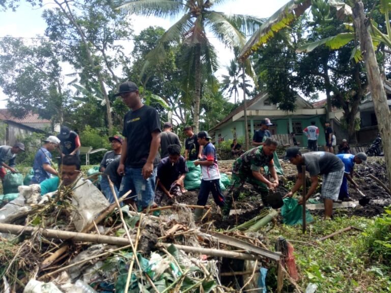 Bangun Kebersamaan, Babinsa Jarit dan Warga Kompak Bersihkan serta Perbaiki Dam Sungai Kecik