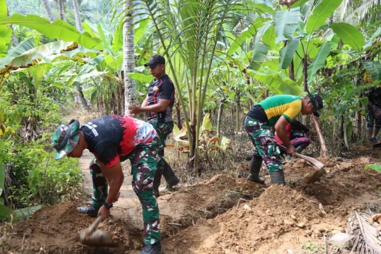 TNI Jadi Teladan, Letda Aron Pimpin Prajurit Lakukan Penimbunan Jalur Galian di Lebakharjo.