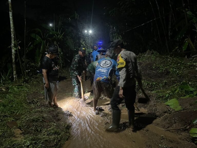Bahumembahu Bersama Warga, Babinsa dan Bhabinkamtibmas Padang Evakuasi Material Longsor