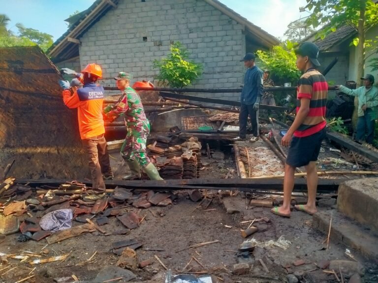 Wujud Kepedulian, Babinsa Dadapan Bantu Warga Renovasi Rumah Milik Ibu Lastri