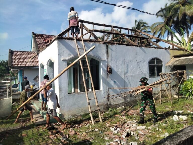Semangat Kebersamaan! Babinsa Gondoruso dan Warga Kompak Renovasi Musala Aninul Huda