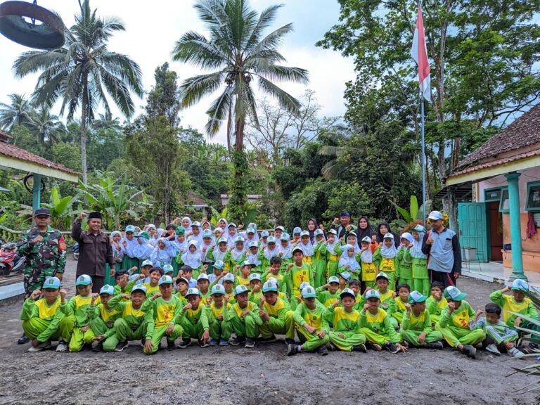 Babinsa Tamanayu Tanamkan Wawasan Kebangsaan dengan Pendekatan Santun dan Humanis kepada Siswa MI Nurul Islam