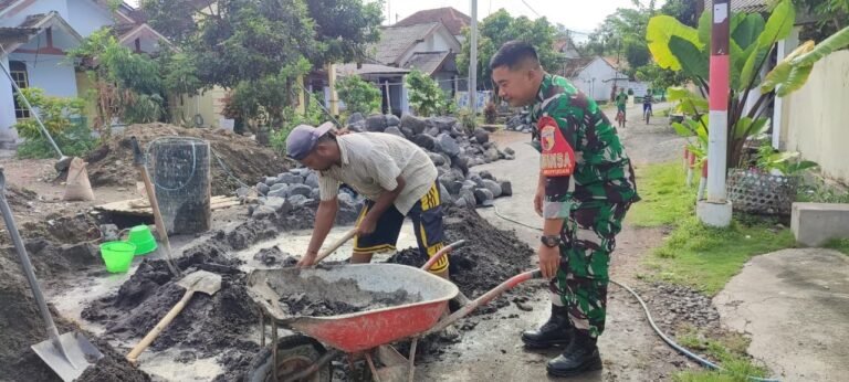 Babinsa Lumajang Aktif Kawal Proyek Drainase, Bukti Nyata Kepedulian Terhadap Lingkungan