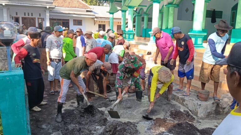 Bersatu Membangun Iman: Kolaborasi Babinsa dan Masyarakat Karanganom dalam Pengecoran Masjid