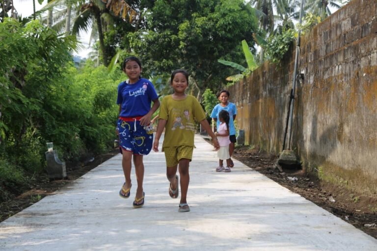 Anak-Anak Desa Lebakharjo Nikmati Jalan Baru, Wujud Nyata TMMD 126 Hadirkan Kebahagiaan