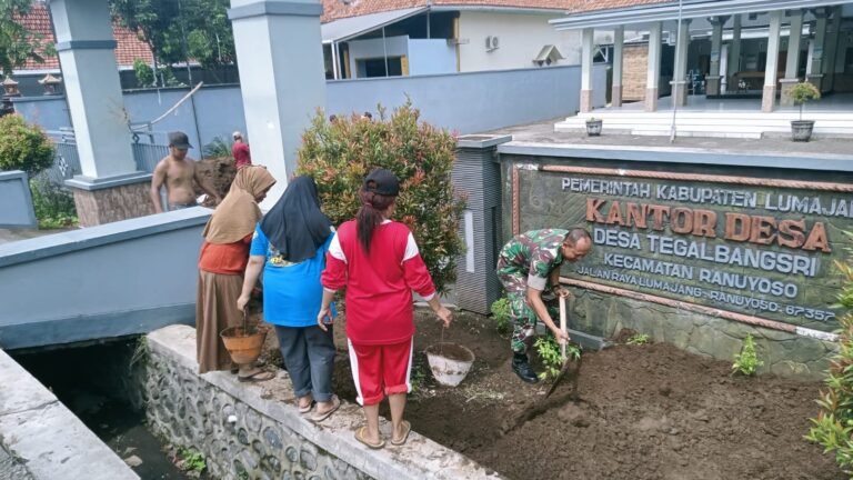 Gotong Royong Babinsa dan Perangkat Desa Tegalbangsri Tata Ulang Halaman Balai Desa