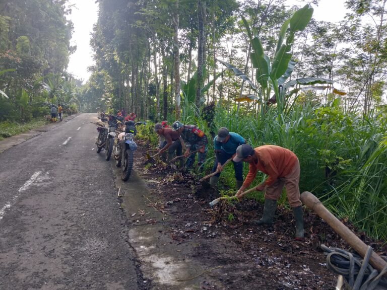 Gotong Royong Babinsa Burno dan Warga Wujudkan Lingkungan Bersih dan Harmonis