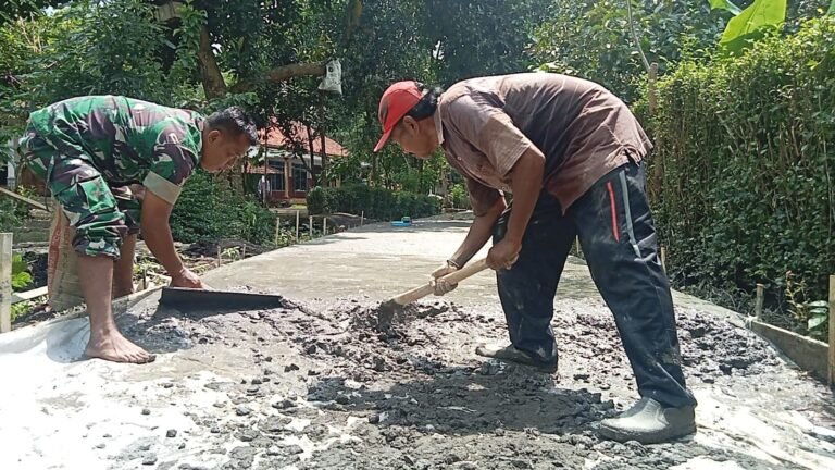 Kawal Pembangunan Desa, Pendampingan Babinsa Tegalciut dalam Pengecoran Jalan Rabat Beton