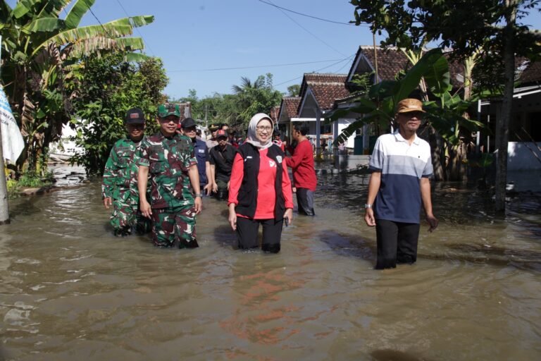 Dandim Lumajang Bersama Forkopimda Turun Langsung, Pastikan Warga Terdampak Banjir Mendapat Penanganan Cepat.