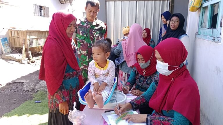 Sinergi TNI dan Tenaga Kesehatan, Babinsa Tumpeng Dampingi Imunisasi Balita di Posyandu Melati