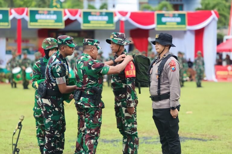 Wakasad Lepas Tanda Peserta TMMD Ke-126 Sebagai Simbol Berakhirnya Pelaksanaan Kegiatan.