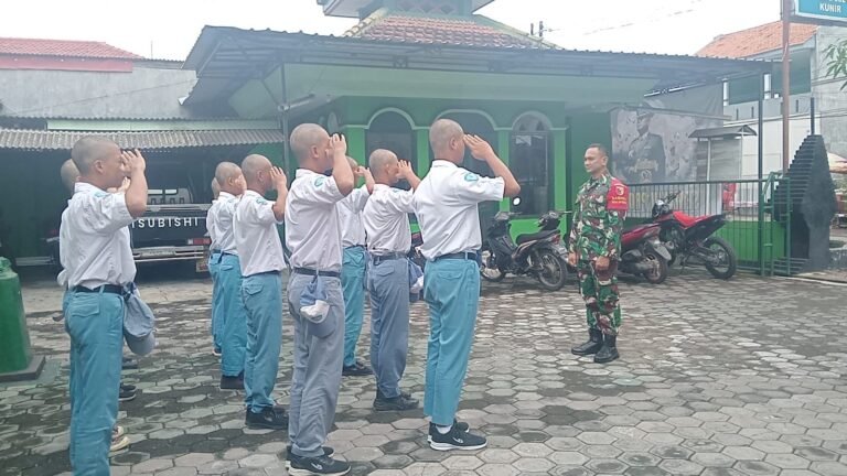 Bangun Karakter Disiplin, Babinsa Jatigono Latih Siswa SMA Negeri 01 Kunir dengan Semangat PBB