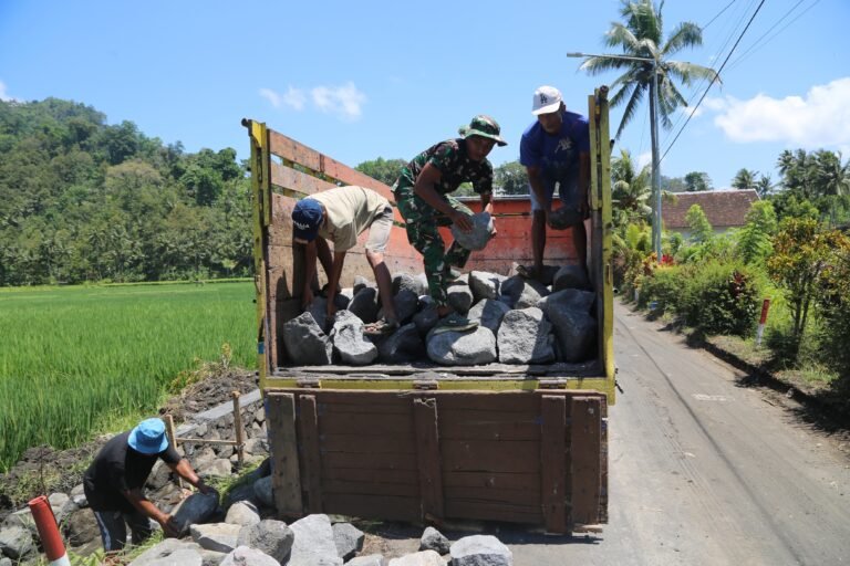 TNI dan Rakyat Satu Langkah: Satgas TMMD 126 Percepat Pengiriman Material Batu
