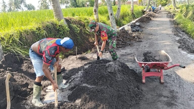 Babinsa dan Masyarakat Kaliboto Lor Bersatu Kawal Bersama Lewat Pembangunan Plengsengan