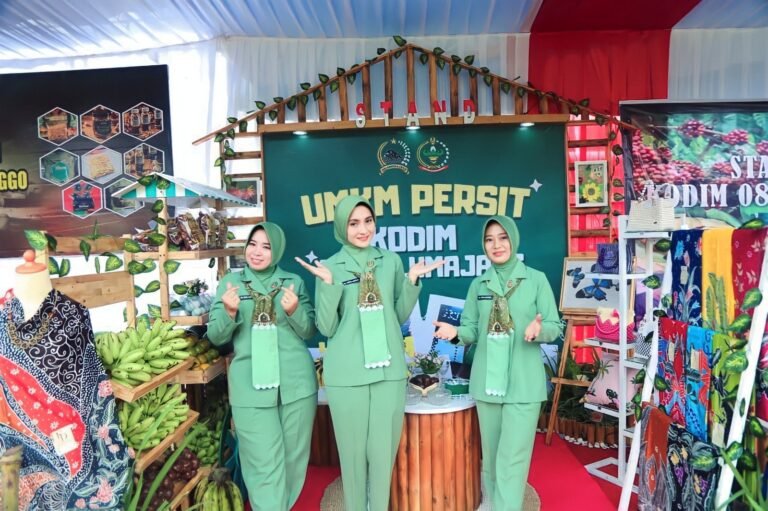 Persit KCK Cabang XXXV Dim 0821 Lumajang Tampilkan UMKM Binaan pada Penutupan TMMD ke-126 Kodim 0818/Malang.