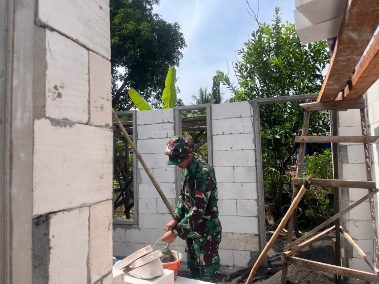Personel TMMD Kodim 0818 Bangun Dinding RTLH, Wujud Kepedulian TNI bagi Warga Lebakharjo