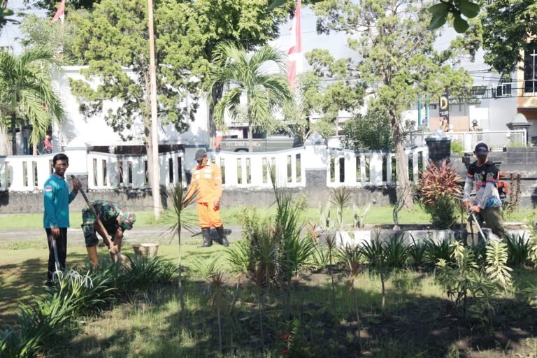Semangat Kebersamaan, Kodim 0821 Lumajang Gelar Kerja Bakti Bersihkan TMP Kusuma Bangsa Sambut HUT ke-62 Korem 083/BDJ.