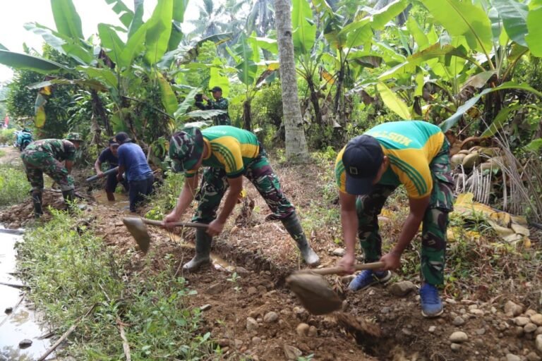Sinergi TNI dan Warga, Jalur Galian di Lebakharjo Dirapikan untuk Dukung Kelancaran TMMD.