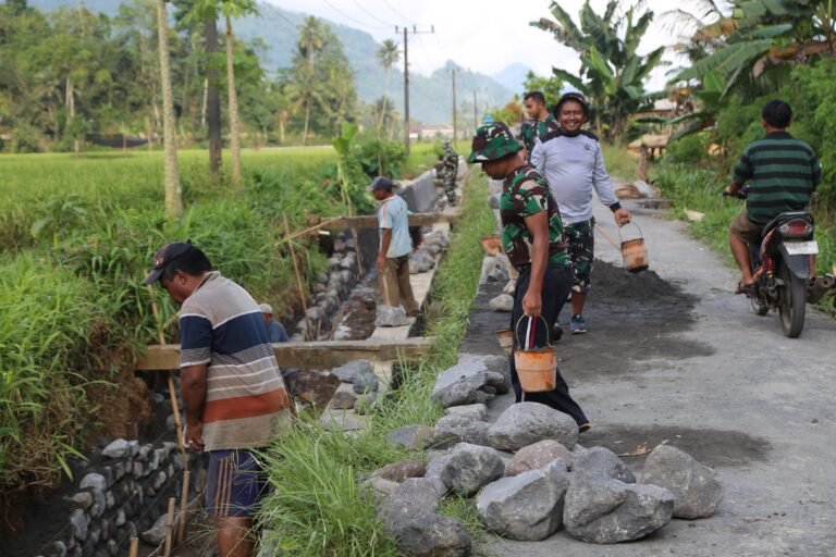 Kebersamaan TNI dan Warga Lebakharjo Wujudkan Percepatan Pembangunan Irigasi