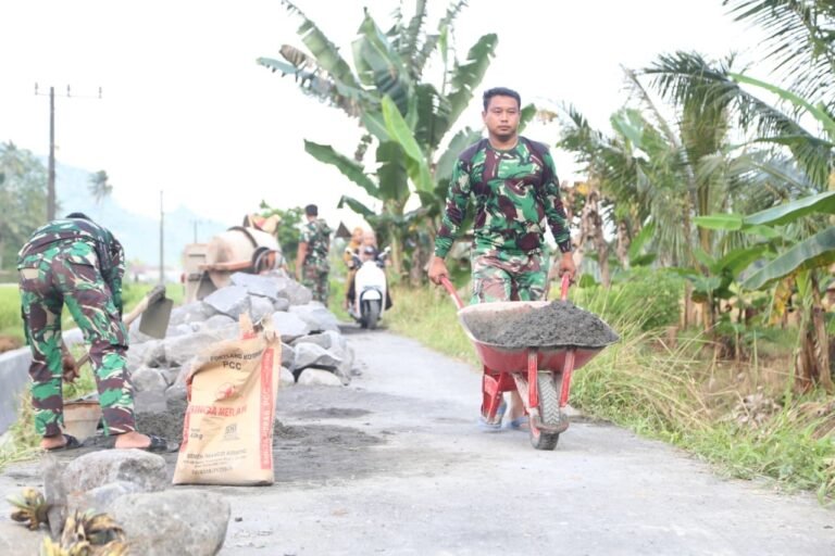 Gotong Royong dan Dedikasi Satgas TMMD, Praka Yoga Dwi Angkut Material Demi Kelancaran Pembuatan Drainase