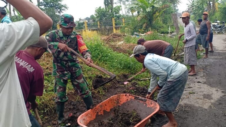 Gotong Royong Babinsa dan Warga Bersihkan Akses Jalan Pertanian