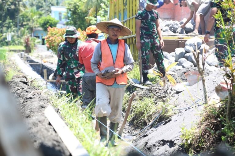 Gotong Royong TNI dan Warga, Wujud Nyata Kemanunggalan di Desa Lebakharjo