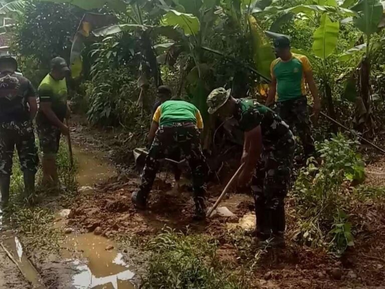 Semangat Kemanunggalan, Satgas TMMD dan Warga Rampungkan Pipanisasi Desa Lebakharjo