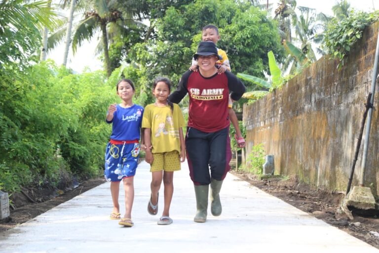 Kebahagiaan Anak Desa Lebakharjo Warnai Selesainya Pembangunan Rabat Beton TMMD 126