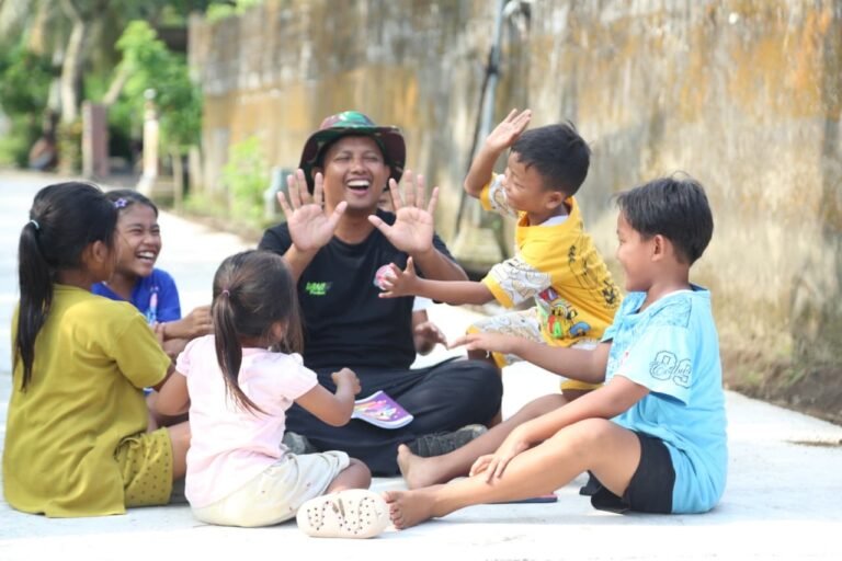 Keceriaan Personel TMMD 126: TNI Hadir, Anak Desa Tersenyum Gembira di Desa Lebakharjo